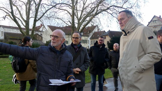 Am Schlossplatz erklärte Stadtbürgermeister Reinhold Rabung (links) Staatssekretär Denis Alt, dem SPD-Landtagsabgeordneten Marku