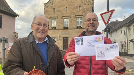 Auch das Siegel der Sponheimer Grafen, das Bernhard Haas (links) hier präsentiert, ist auf einer Medaille verewigt. Der Briefmar