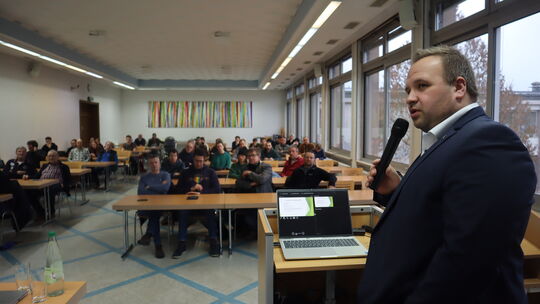 Benjamin Purpus, Vorsitzender des Bauern- und Winzerverbandes an Nahe und Glan eröffnete mit einem kurzen Großwort den Wintertag