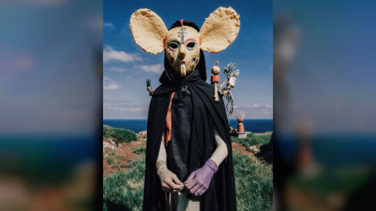 In 14 Positionen erkundet das Museum Angewandte Kunst Frankfurt derzeit Umgang, Möglichkeiten und Grenzen von KI. Unter den geze