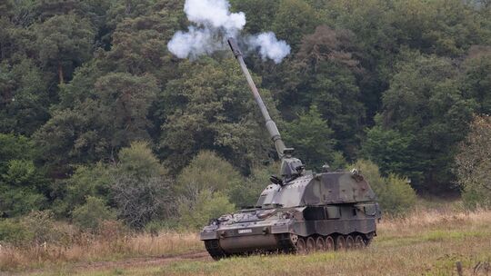 Eine Panzerhaubitze 2000 schießt auf dem Gelände der Artillerieschule der Bundeswehr in Idar-Oberstein. Rund 3000 Soldaten nehme