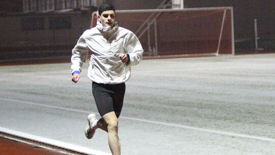 Der Valwiger Triathlet Paul Kahlin vom RSC Untermosel beim Lauftraining im Stadion Kaisersesch bei winterlichem Wetter.
