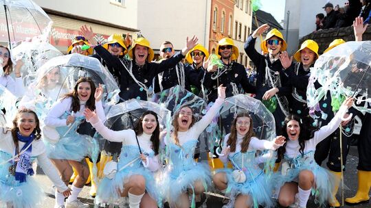 Da werden Erinnerungen wach: Närrisches Finale beim Veilchendienstagszug in Heimbach-Weis 2025. Auch in 2026 lockt der beliebte