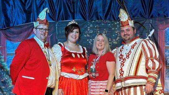 Das Kennweser Prinzenpaar trägt seinen Teil zu einer gelungenen Trockensitzung bei.