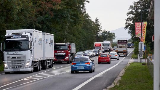 Auf der B256 zwischen Miesenheim und Plaidt staut sich zu Stoßzeiten regelmäßig der Verkehr. Ein vierspuriger Ausbau könnte die