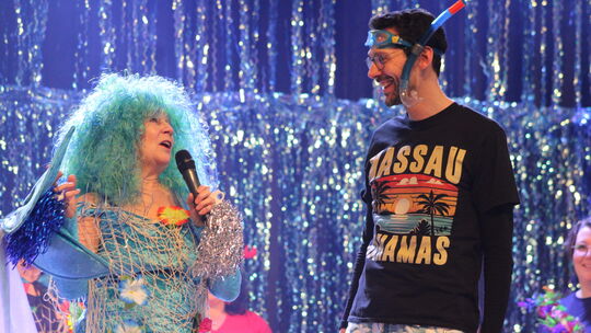 Möhnen-Sprecherin Renate Diel begrüßte beim diesjährigen Möhnenball auch den passend zum Thema verkleideten Stadtbürgermeister M