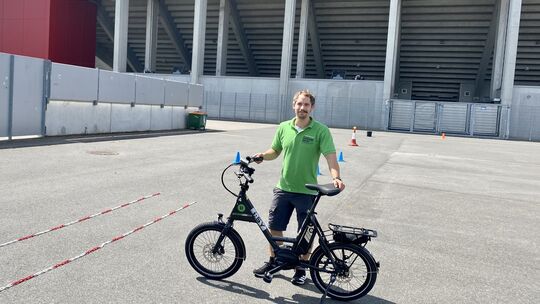 Lukas Reuscher von der Verkehrswacht Mainz-Bingen, weiß, was Radfahrer beherrschen sollten, um sicher auf ihrem Gefährt unterweg