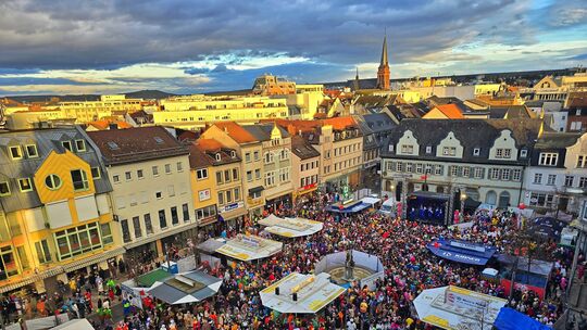 Mit 10.500 Besuchern war der Schwerdonnerstag 2026 wieder ein großer Erfolg. Hier der "Käfig" auf dem Kornmarkt. Mit 10.500 Besuchern war der Schwerdonnerstag 2026 wieder ein großer Erfolg. Hier der "Käfig" auf dem Kornmarkt.