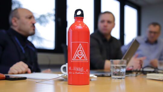 IG-Metall-Bevollmächtigter Ali Yener (links) im Gespräch mit dem aktuellen Novelis-Betriebsratsvorsitzenden Denis Hammer und des