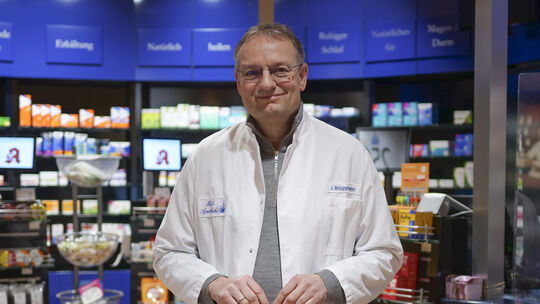 Jürgen Brüggemann in der Hof-Apotheke.