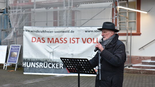 Vor dem Neuen Schloss in Simmern gab es beim Neujahrsempfang der SPD am 6. Februar eine Demo vom Bündnis Energiewende für Mensch