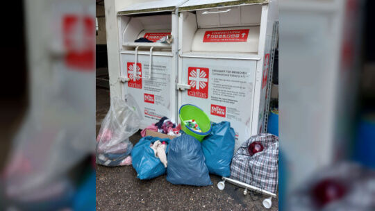 Viel zu oft liegen Haufen und Tüten mit zum Teil defekter Kleidung und Elektroschrott einfach vor den Containern oder sind einge
