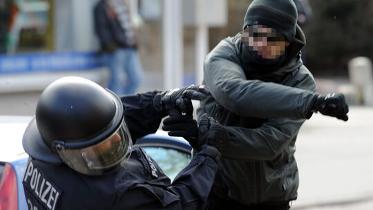 Angriffe auf Polizisten häufen sich und werden immer schneller viel intensiver -- und das hat Folgen für die psychische Gesundhe