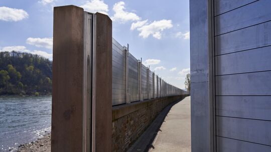 Am Freitag baut die Feuerwehr im Koblenzer Stadtteil Neuendorf vorsichtshalber Teile der Hochwasserschuztzwand am Rheinufer auf.