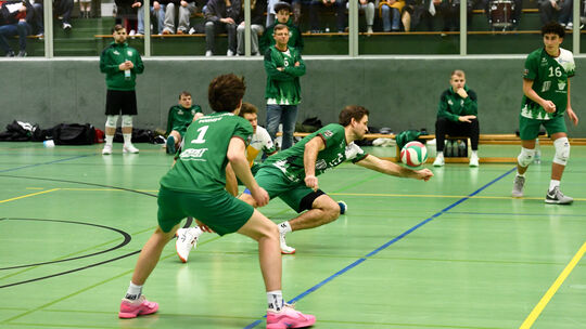 Voller Einsatz ist gefragt bei Alexander Krippes (am Ball) und den Westerwald Volleys, um in der ausgeglichenen Südgruppe der Dr