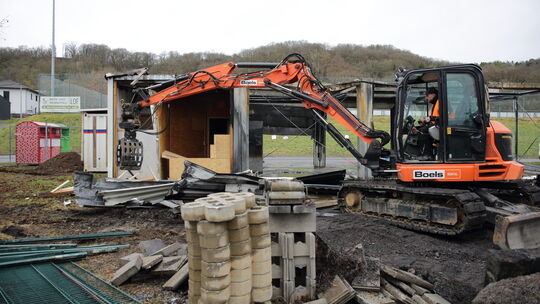 Der Bauhof in Löf stand an Weihnachten lichterloh in Flammen. Jetzt wird der Gebäudekomplex angerissen.