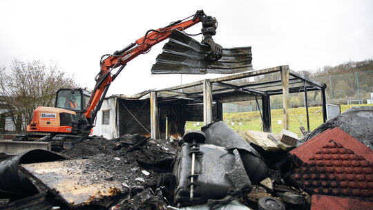 Am Bauhof Löf laufen derzeit die Abrissarbeiten des Bauhofs. Der Gebäudekomplex brannte an Weihnachten vollständig aus.