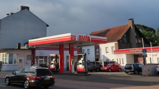 Die Avia-Tankstelle in Bad Breisig zu besseren Zeiten. Die Aufnahme stammt vom 4. Mai 2019.