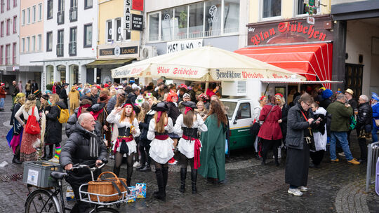 Die Närrinnen und Narren trotzen auf dem Plan dem schlechten Wetter.