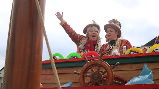 "Helau", ruft Obermöhn Martina I. (links) vom Karnevalswagen des Möhnenpaars aus Mülheim-Kärlich. Neben ihr: Ihre Schwester und