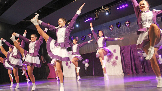 Die Layer Tanzgarde bringt die Legiahalle bei der Sitzung des Möhnenclubs Spätlese auf Betriebstemperatur.