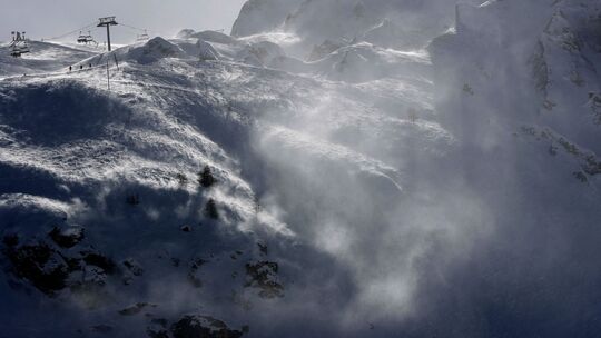 Lawine reißt drei Skifahrer in dem Alpen in den Tod Lawine reißt drei Skifahrer in dem Alpen in den Tod
