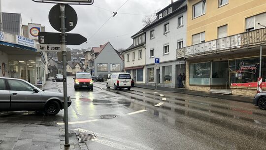 Schon wenige Tage nach dem einstimmigen Stadtratsbeschluss sind die Fahrbahnverengungen in der Straße "Im Kreuztal" demontiert.