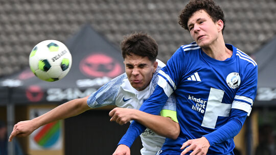 „Dagegenhalten" heißt es für die B-Jugendlichen des JFV Wolfstein Ww/Sieg (in Blau) nun auch wieder im Ligabetrieb. Das Jahr 202