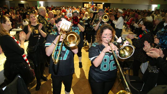 Die Schängel-Guggemusik beim Einmarsch: Von Anfang an herrscht beste Stimmung in der Rhein-Mosel-Halle.