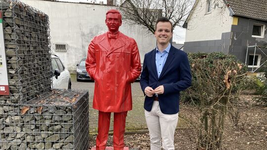 Gegenüber des Raiffeisenmuseums in Hamm hat man dem Genossenschaftsgründer Friedrich Wilhelm Raiffeisen ein Denkmal gesetzt. Mit