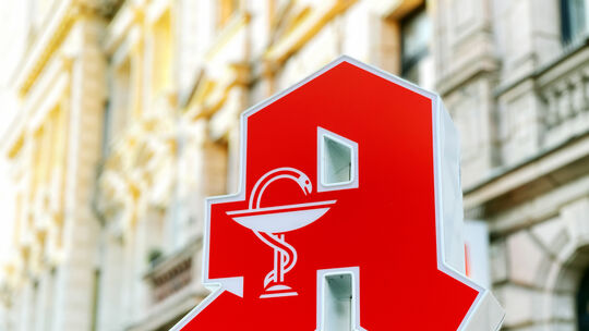 Seit Einführung des E-rezeptes schicken Ärzte die Rezepte kaum noch direkt an Apotheken, was gerade für ältere Patienten ein Pro