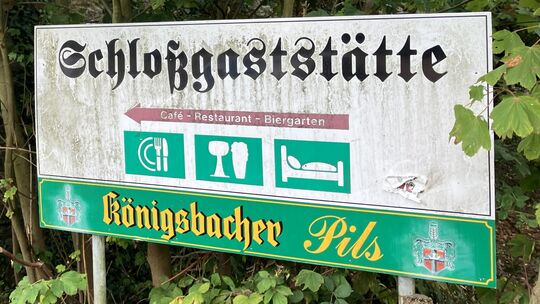 Das Schild erinnert an längst vergangene Zeiten.