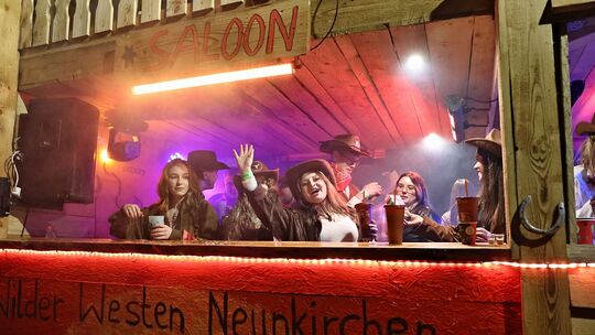 Irmtraut: Auch aus dem Saloon aus Neunkirchen regnet es Kamelle auf die nassen Irmtrauter Straßen.