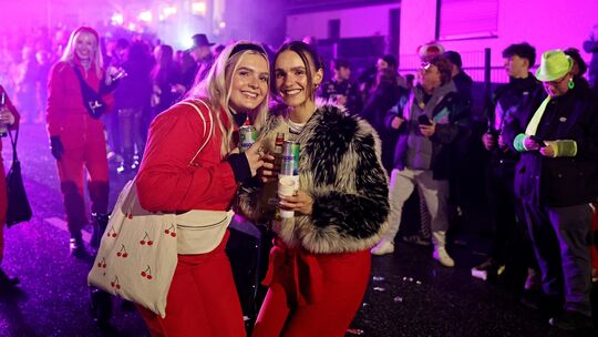 Gute Laune versprühen die Ladies in Rot beim Nachtumzug in Irmtraut.