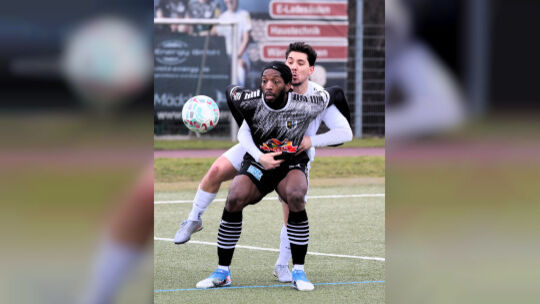 Andernachs Drinor Demiraj (weißes Trikot) hatte seinen Mendiger Gegenspieler Brice Mitel über weite Strecken der Partie gut im G