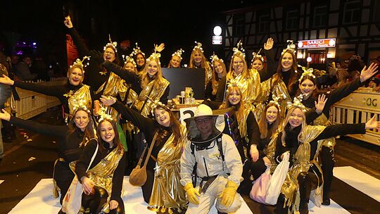 Nachtumzug in Rhaunen am Freitag: Die Rhaunener Tanzgruppe The Phoenix als fleißige Bienchen mit ihrem Imker.