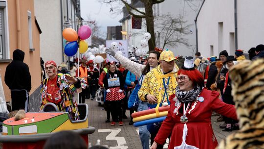 Buntes Treiben in den Straßen von Koblenz Rübenach beim Karnevalsumzug am Samstag.