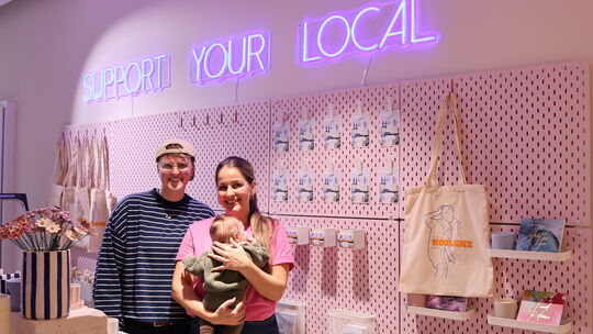 Jennifer Kluge (rechts) erfüllt sich mit Unterstützung ihrer Frau Vivien den Traum vom eigenen Laden in der Altstadt. Im "Lädjen