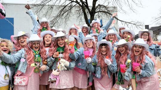 Oberhonnefeld Zug: Die Weeste-Näh-Tanzgruppen haben auch beim Zug mächtig viel Spaß.