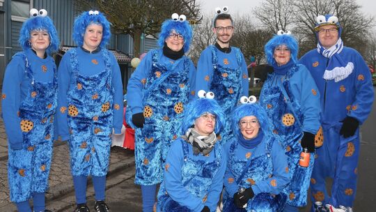 St. Johann: Als Krümmelmonster war die Fußgruppe von Heike Schneider (zweite von links stehend) dabei. St. Johann: Als Krümmelmonster war die Fußgruppe von Heike Schneider (zweite von links stehend) dabei.