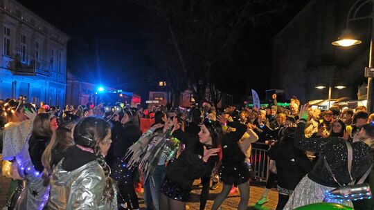 Die Dance Company Hoppstädten glänzte mit einer Tanzvorführung auf dem Kirchplatz.