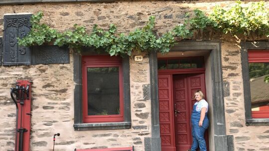 Samira Junglas ist stolz darauf, was aus dem sanierungsbedürftigen Winzerhaus geworden ist. Die 25-Jährige möchte hier mit ander