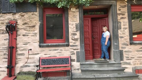 Samira Junglas ist stolz darauf, was aus dem sanierungsbedürftigen Winzerhaus geworden ist. Die 25-Jährige möchte hier mit ander