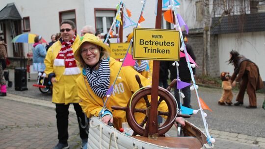 Gut ausgerüstet im Südwester nimmt diese Gruppe sich selbst auf die Schippe. Für das drohende Hochwasser sind sie jedenfalls bes