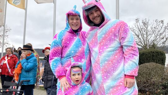 Schön warm eingepackt waren diese bunten Einhörner.