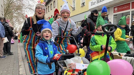 Als bestens gelaunte Zwerge zogen die Kinder und Eltern der Goetheschule durch die Straßen.