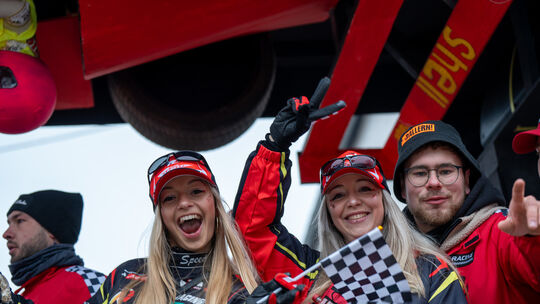 Mastershausen: Motorsportlich inspirierte Kostüme sorgen für Abwechslung im Zugbild.