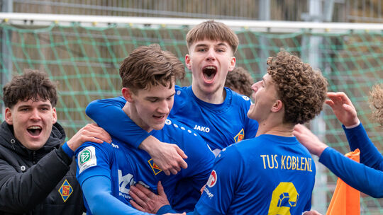 Ausgelassener Jubel bei den Nachwuchskickern der TuS Koblenz: Die U17 feierte in der DFB-Nachwuchsliga den ersten Punktgewinn. G