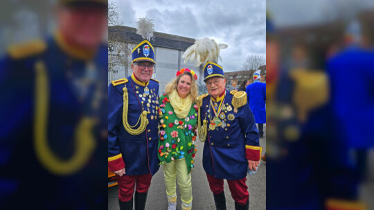 Landrätin Bettina Dickes im Karnevalstrubel beim Fastnachsumzug in Bad Kreuznach.