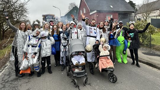 Weidenhahn: Diese Fußgruppe schien vom fernen Weltall direkt im Weidenhahner Fastnachtstreiben gelandet zu sein, um dort ihre He